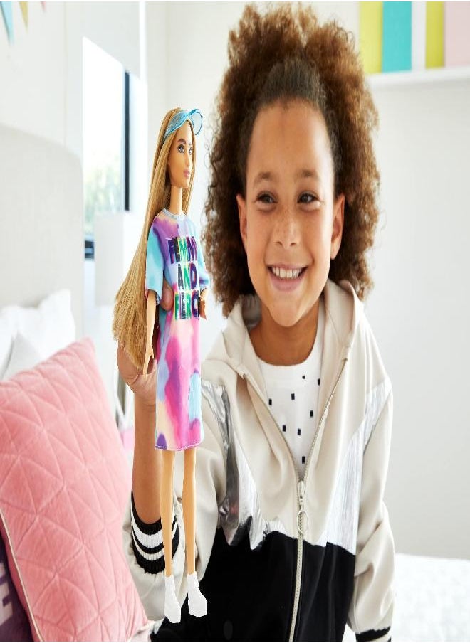 Barbie - Barbie Fashionistas Doll, Petite, with Light Brown Hair Wearing Tie-Dye T-Shirt Dress, White Shoes & Visor, Toy for Kids 3 to 8 Years Old - Image 1