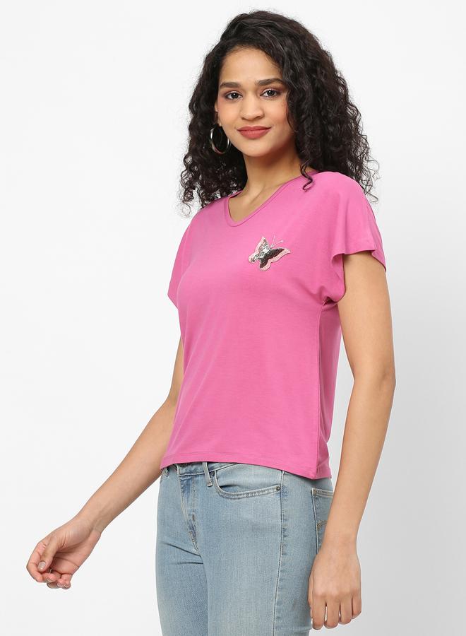 ميش تيشيرت نسائي وردي بتفاصيل فراشة وزخارف وياقة على شكل حرف - Image 4