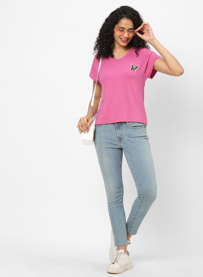 ميش تيشيرت نسائي وردي بتفاصيل فراشة وزخارف وياقة على شكل حرف - Image 3