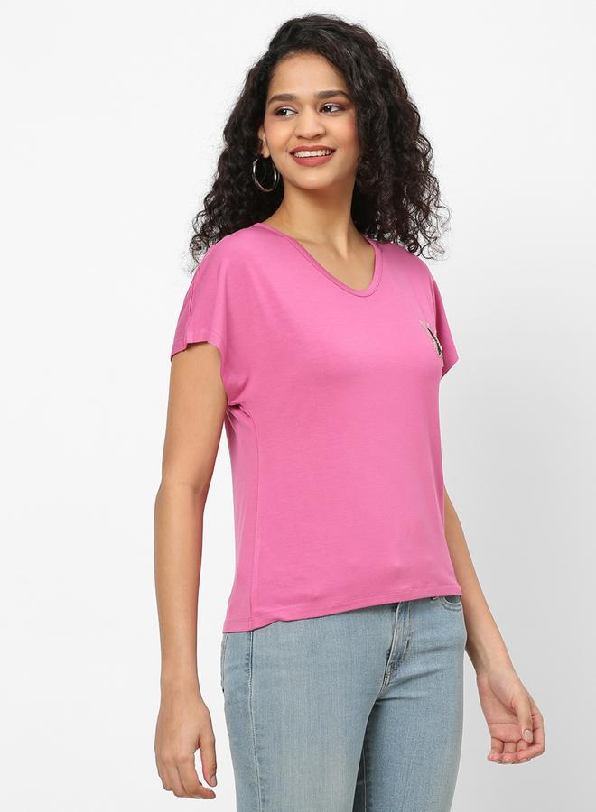 ميش تيشيرت نسائي وردي بتفاصيل فراشة وزخارف وياقة على شكل حرف - Image 1