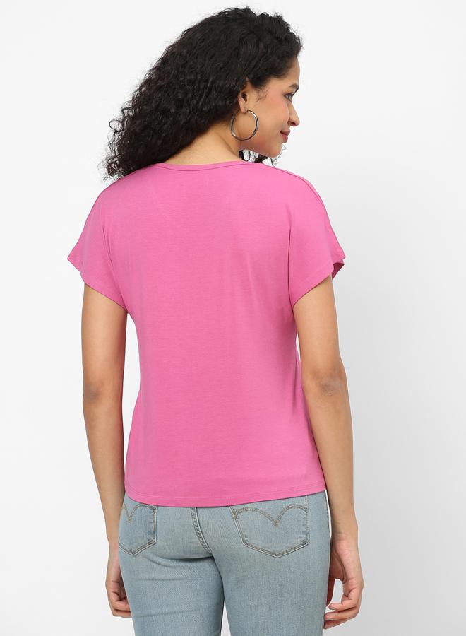 ميش تيشيرت نسائي وردي بتفاصيل فراشة وزخارف وياقة على شكل حرف - Image 5