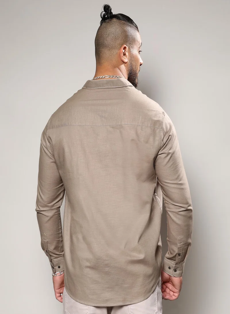 انستافاب بلس قميص رجالي كلاسيكي باللون البني الداكن بأزرار