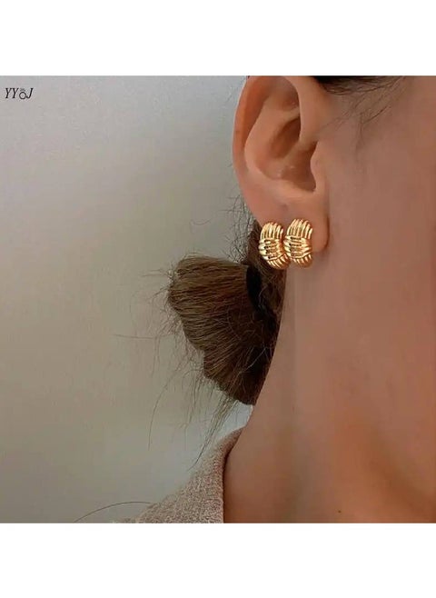 Earrings reflecting intertwined elegance and luxury with a rope-inspired design