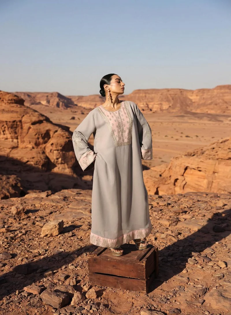 آي شين عباية رمادية مطرزة منسوجة