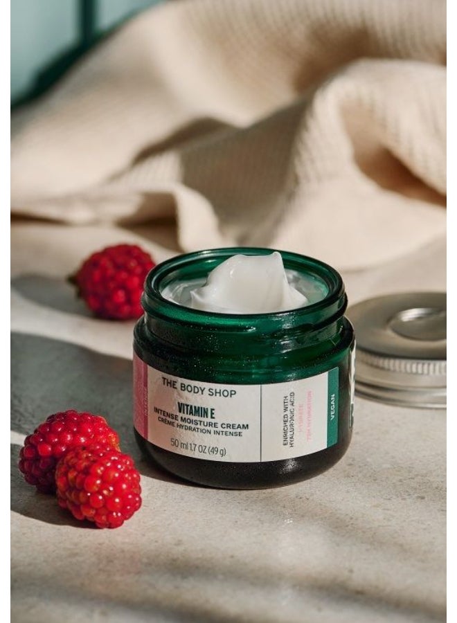 THE BODY SHOP كريم وجه مرطب مكثف بفيتامين E – مرطب عميق مع حمض الهيالورونيك، فيتامين E وزيت بذور التوت | يوفر ترطيبًا لمدة 72 ساعة، ينعّم ويملأ البشرة | مناسب لجميع أنواع البشرة، 50 مل - Image 2