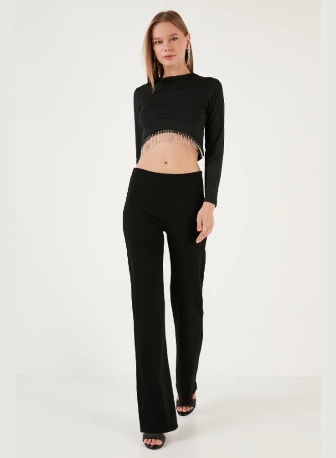 ليلا بلوزة نسائية قصيرة بياقة دائرية وتفاصيل سلسلة من ليلا