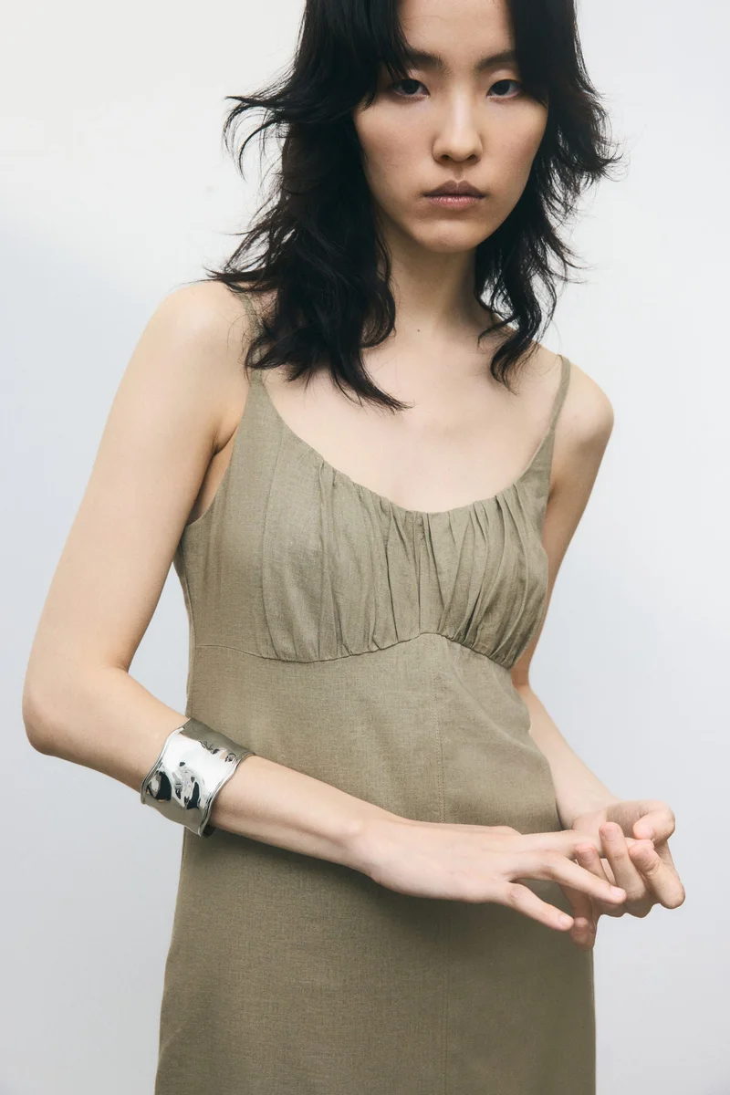 اتش اند ام فستان بحمالات كتف رفيعة من مزيج الكتان