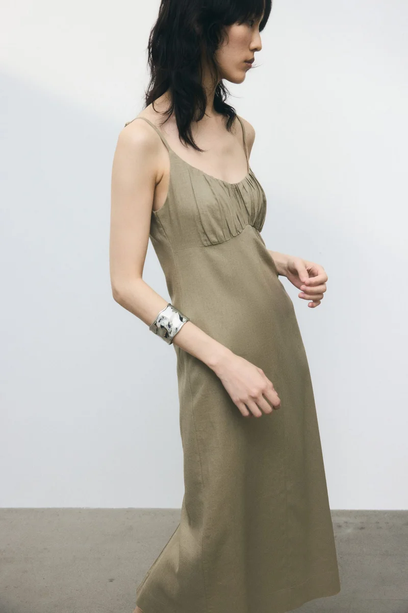 اتش اند ام فستان بحمالات كتف رفيعة من مزيج الكتان