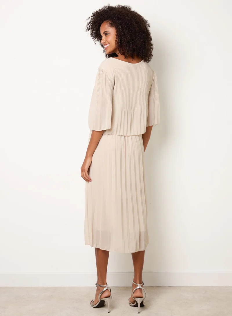 بلو فانيلا Pleated Short Sleeve Dress with Necklace