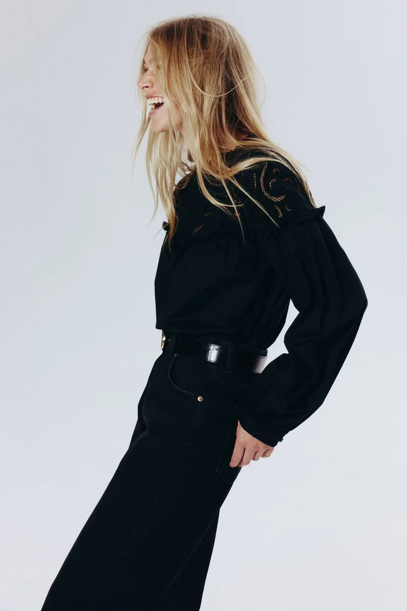 اتش اند ام بلوزة مزيّنة بتطريزات مثقبة