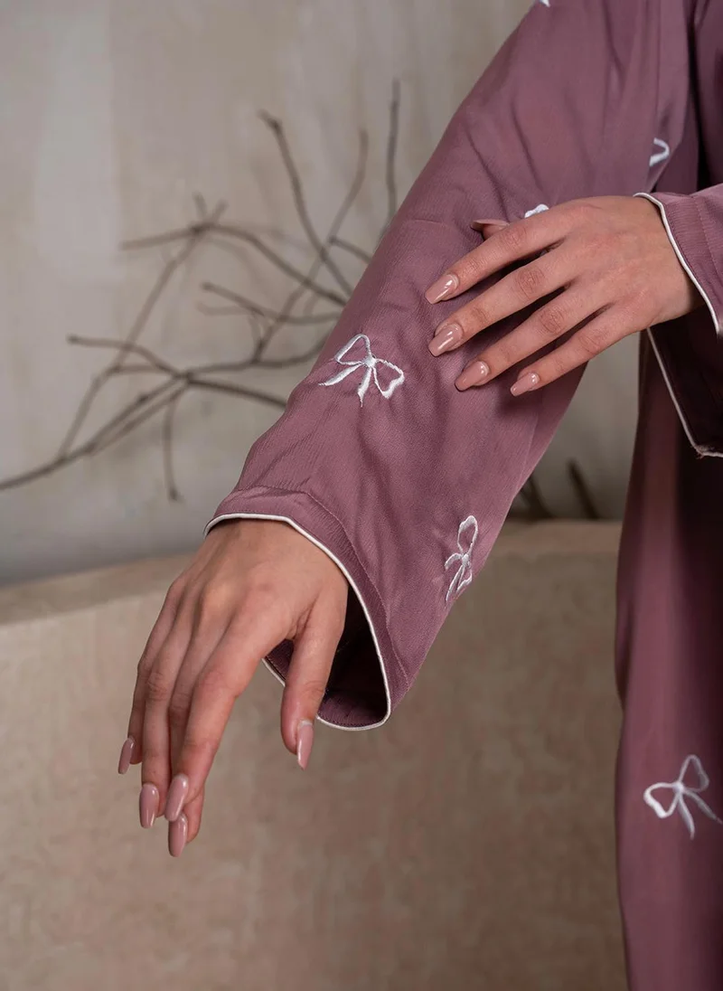 زيري سوق عباية مطرزة بفيونكة مع وشاح