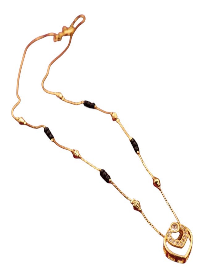 قلادة مانجالسوترا تقليدية من AAIKU مع خرز أسود وسلسلة مطلية بالذهب، وقلادة كريستالية (M71) - Image 1