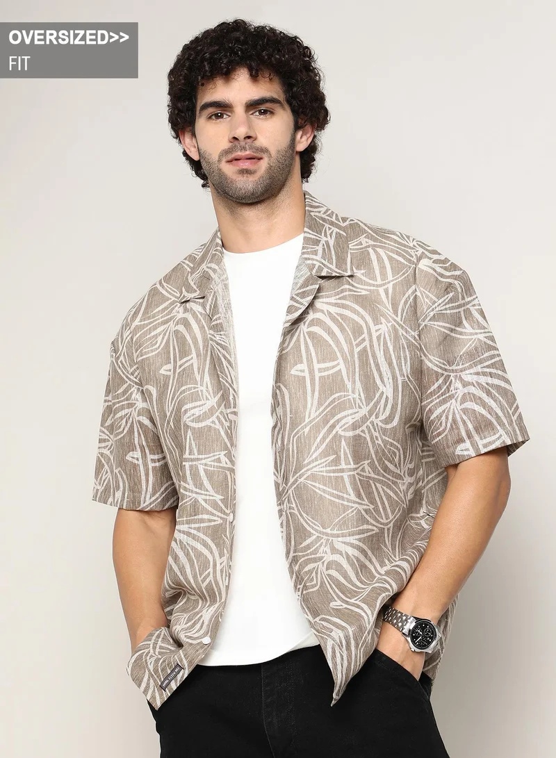 كامبوس سوترا قميص رجالي بني بتصميم خطوط الكرمة مقاس كبير للاستخدام الكاجوال بياقة كوبية وأكمام قصيرة عادية وإغلاق بأزرار