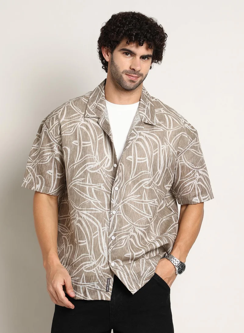 كامبوس سوترا قميص رجالي بني بتصميم خطوط الكرمة مقاس كبير للاستخدام الكاجوال بياقة كوبية وأكمام قصيرة عادية وإغلاق بأزرار