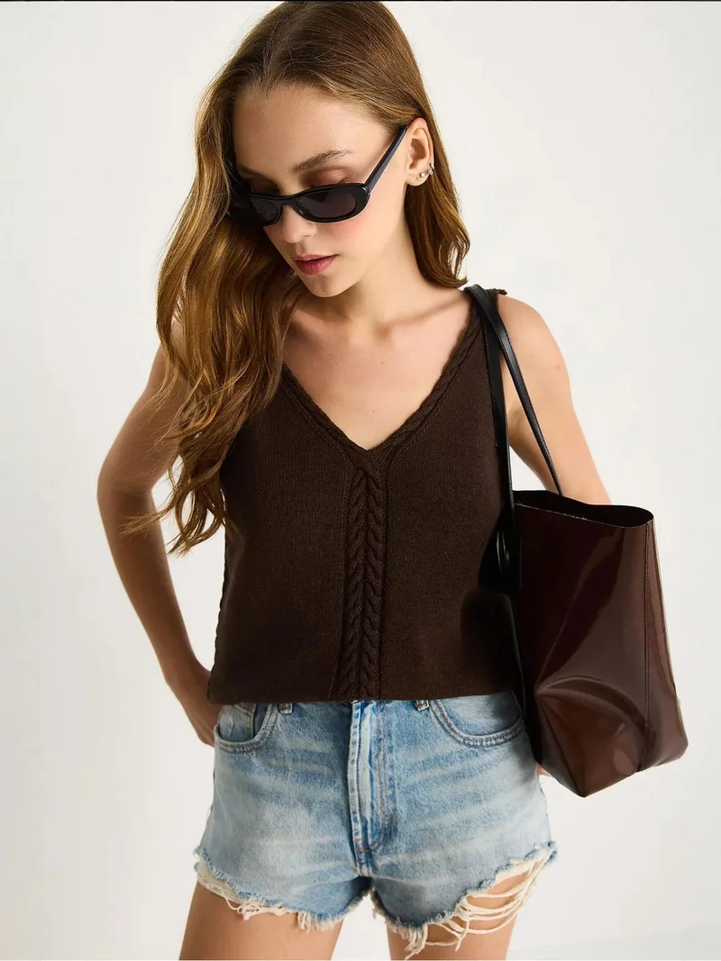 بيانكو لوتشي بلوزة لوكسي بياقة على شكل حرف  بنقوش مطاطية