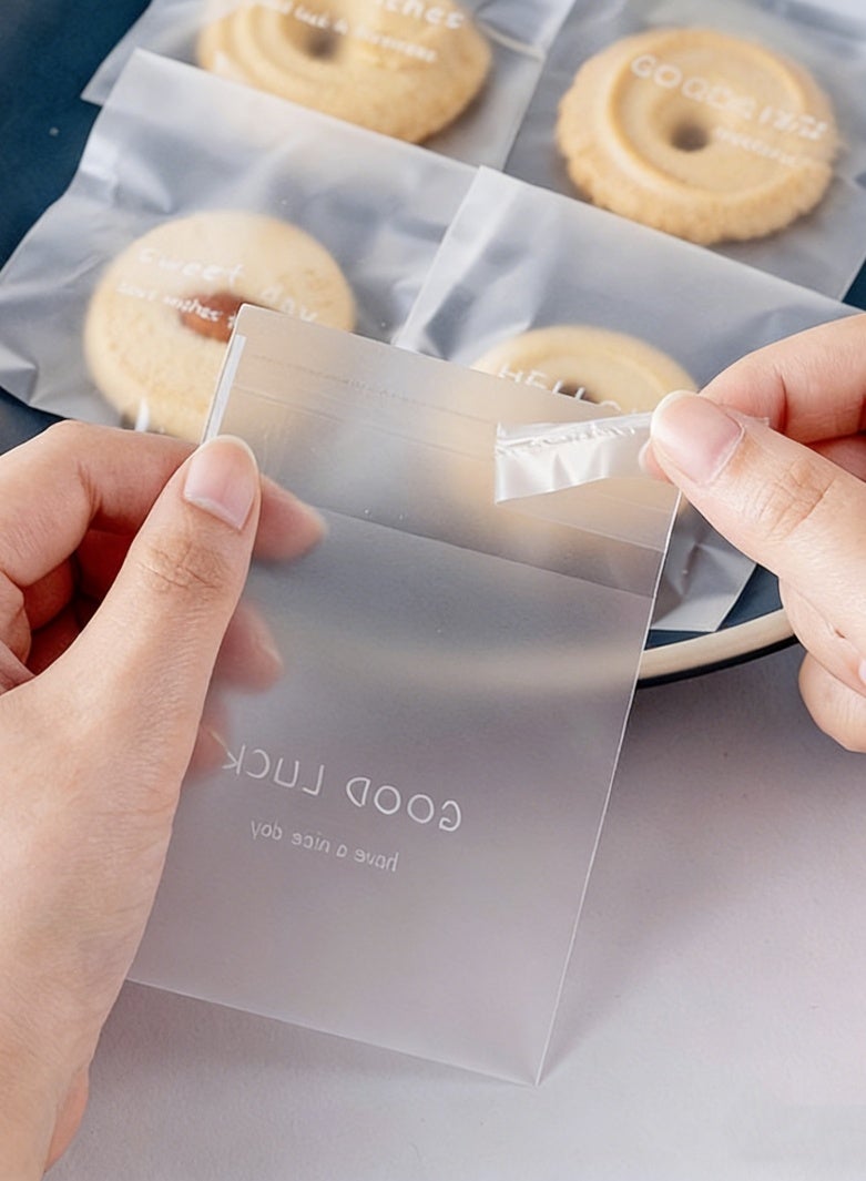 صحة هوم عبوة 100 كيس تغليف بسكويت وحلوى ذاتي الإغلاق سميك بدرجة آمنة غذائياً، أكياس شفافة نصف مطفية بنقوش إنجليزية لطيفة لتغليف الحلويات والكوكيز 7.5×7.5+3 سم - Image 5