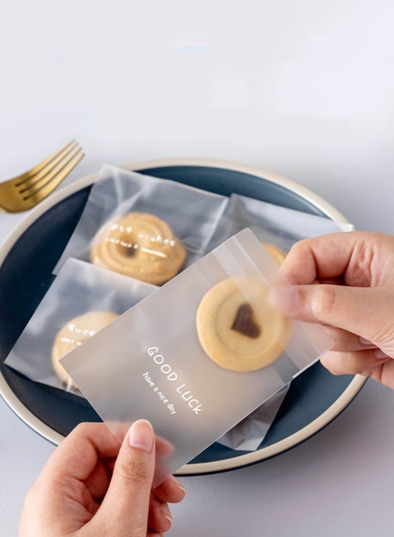 صحة هوم عبوة 100 كيس تغليف بسكويت وحلوى ذاتي الإغلاق سميك بدرجة آمنة غذائياً، أكياس شفافة نصف مطفية بنقوش إنجليزية لطيفة لتغليف الحلويات والكوكيز 7.5×7.5+3 سم - Image 4