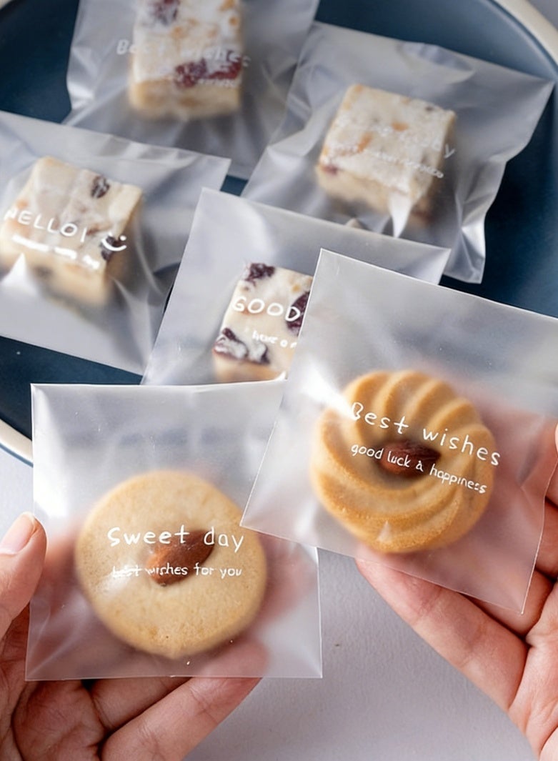 صحة هوم عبوة 100 كيس تغليف بسكويت وحلوى ذاتي الإغلاق سميك بدرجة آمنة غذائياً، أكياس شفافة نصف مطفية بنقوش إنجليزية لطيفة لتغليف الحلويات والكوكيز 7.5×7.5+3 سم - Image 3