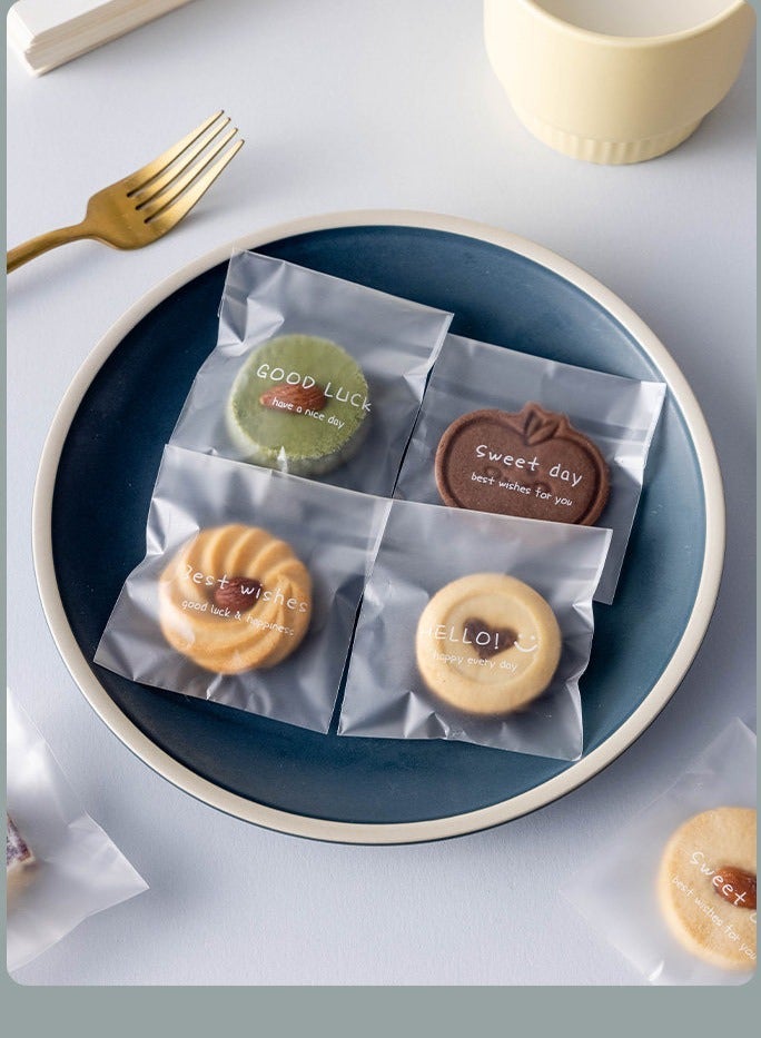 صحة هوم عبوة 100 كيس تغليف بسكويت وحلوى ذاتي الإغلاق سميك بدرجة آمنة غذائياً، أكياس شفافة نصف مطفية بنقوش إنجليزية لطيفة لتغليف الحلويات والكوكيز 7.5×7.5+3 سم - Image 2