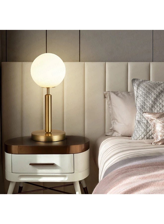 مصباح طاولة نحاسي عصري مع غطاء كروي غير لامع - مصباح سرير عصري مع إضاءة محيطة دافئة - لمسة نهائية ذهبية أنيقة لغرفة النوم وغرفة المعيشة والمكتب - Image 2