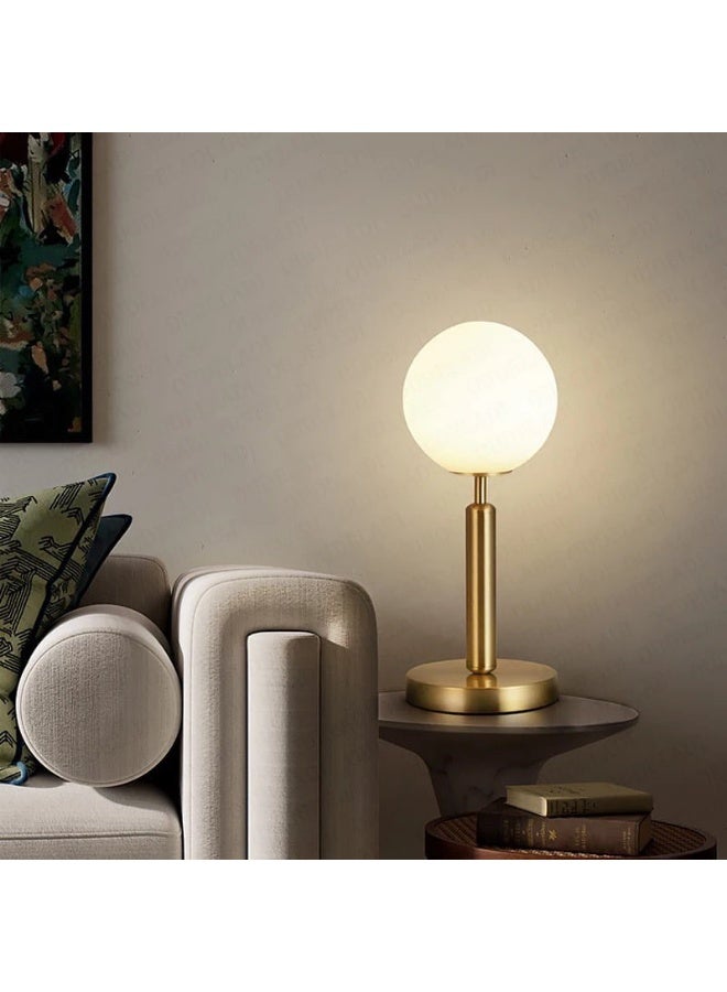 مصباح طاولة نحاسي عصري مع غطاء كروي غير لامع - مصباح سرير عصري مع إضاءة محيطة دافئة - لمسة نهائية ذهبية أنيقة لغرفة النوم وغرفة المعيشة والمكتب - Image 4