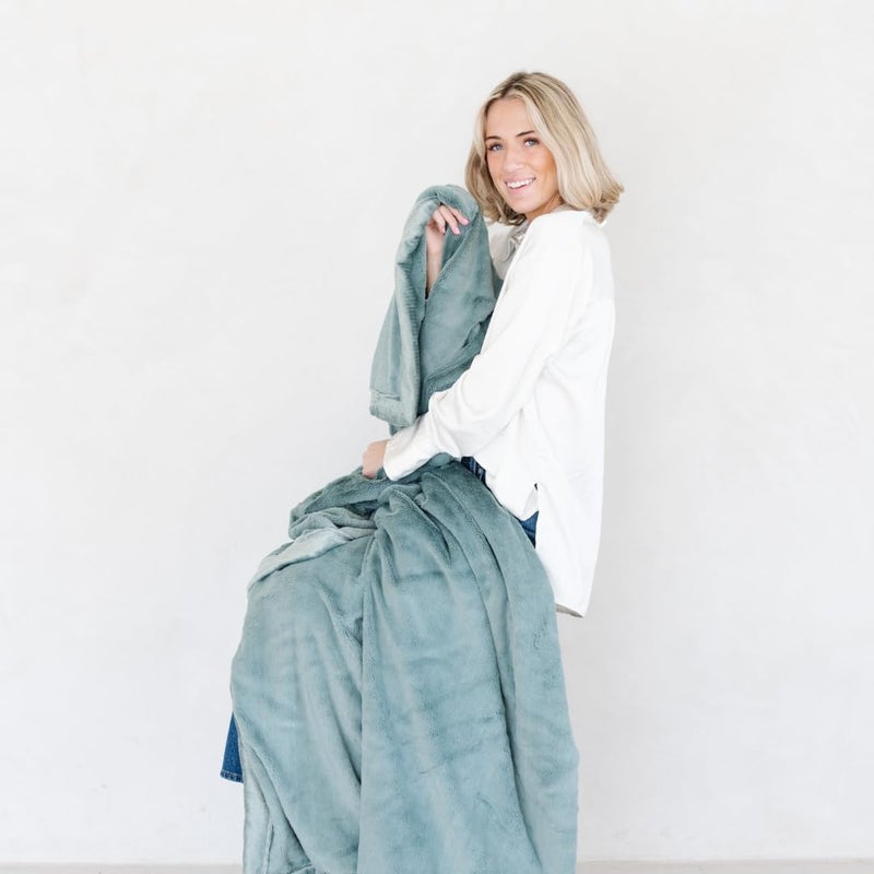 SARANONI Oversized Luxury Blanket Breathable Super Soft Lush Plush Comfy Blankets for Adults Eucalyptus XLarge 60 x 80