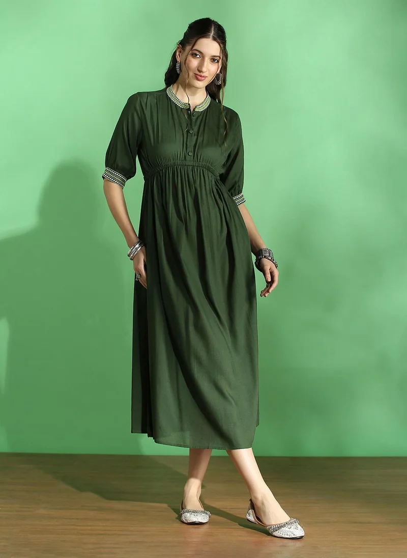 جلو باص فستان ميدي نسائي بياقة ماندرين مطرز باللون الأخضر وأكمام منتفخة وتفاصيل مجمعة بقصة واسعة