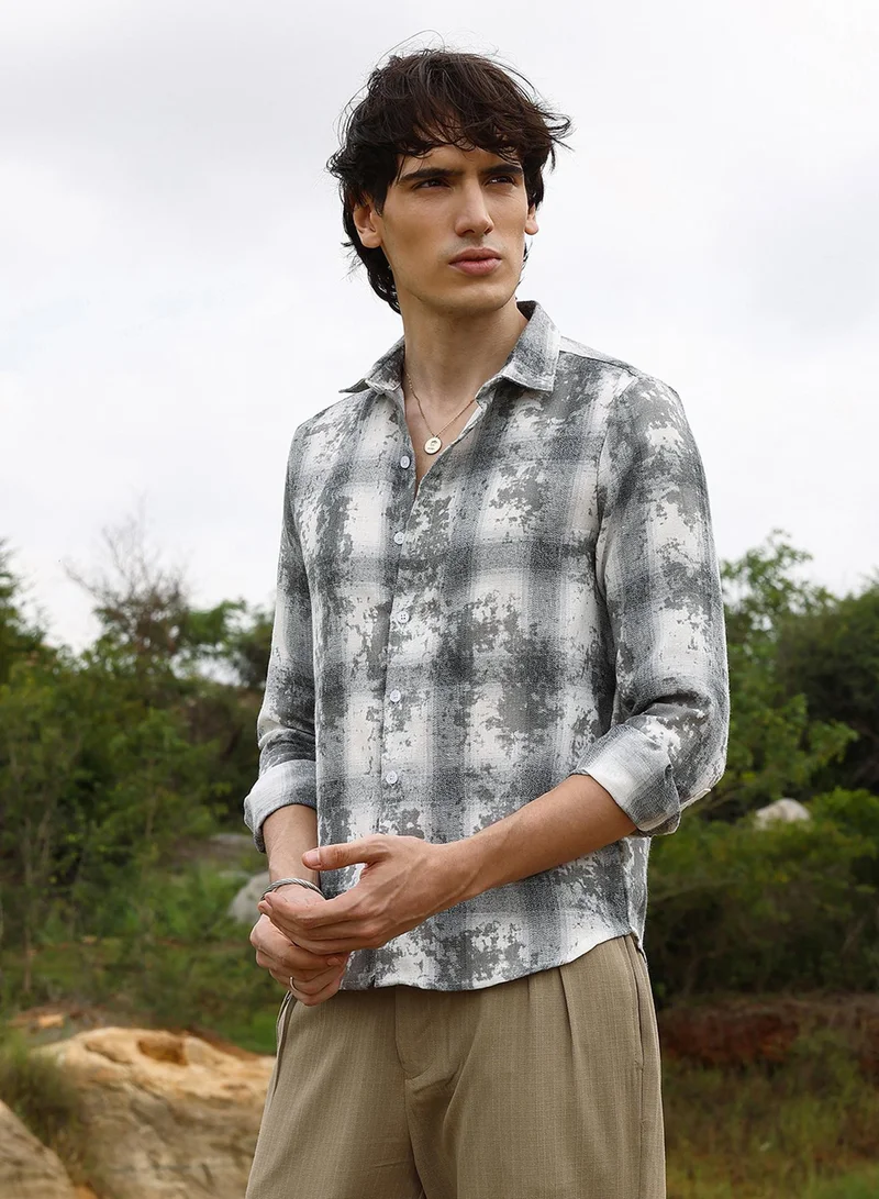 Campus Sutra Campus Sutra Men's Moon Grey Splash Check Shirt For Casual Wear | Spread Collar | Long Sleeve | Button Closure | Shirt Crafted With Comfort Fit For Everyday Wear