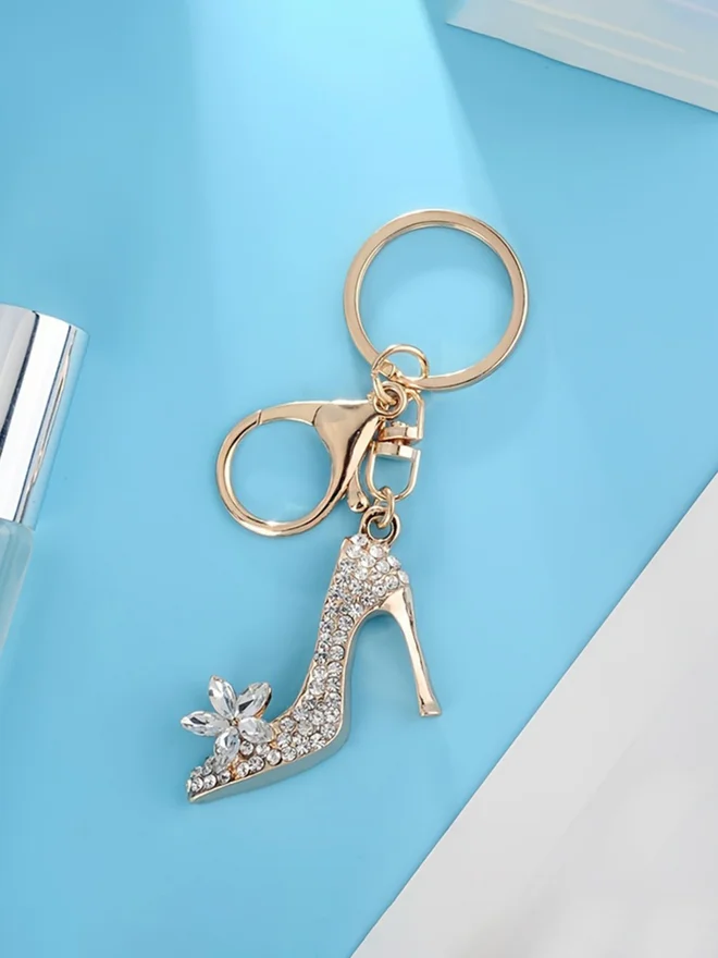 ستايلي ميدالية مفاتيح ذهبية بشكل حذاء عالي الكعب ومرصعة