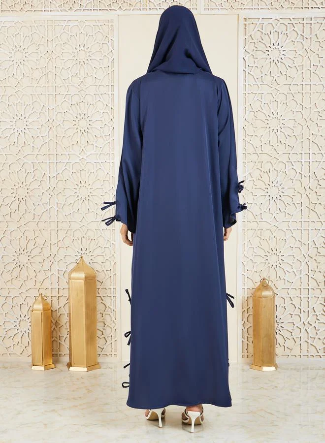 موديستي عباية مزينة بربطات معقودة مع زر غلق