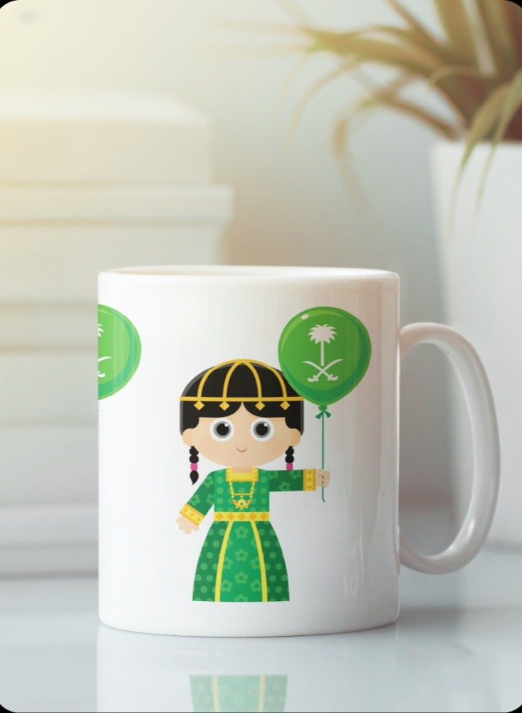 حكاية شمعة مج من السيراميك بطبعة تصميم "اليوم الوطني السعودي" بلون أبيض - Image 1