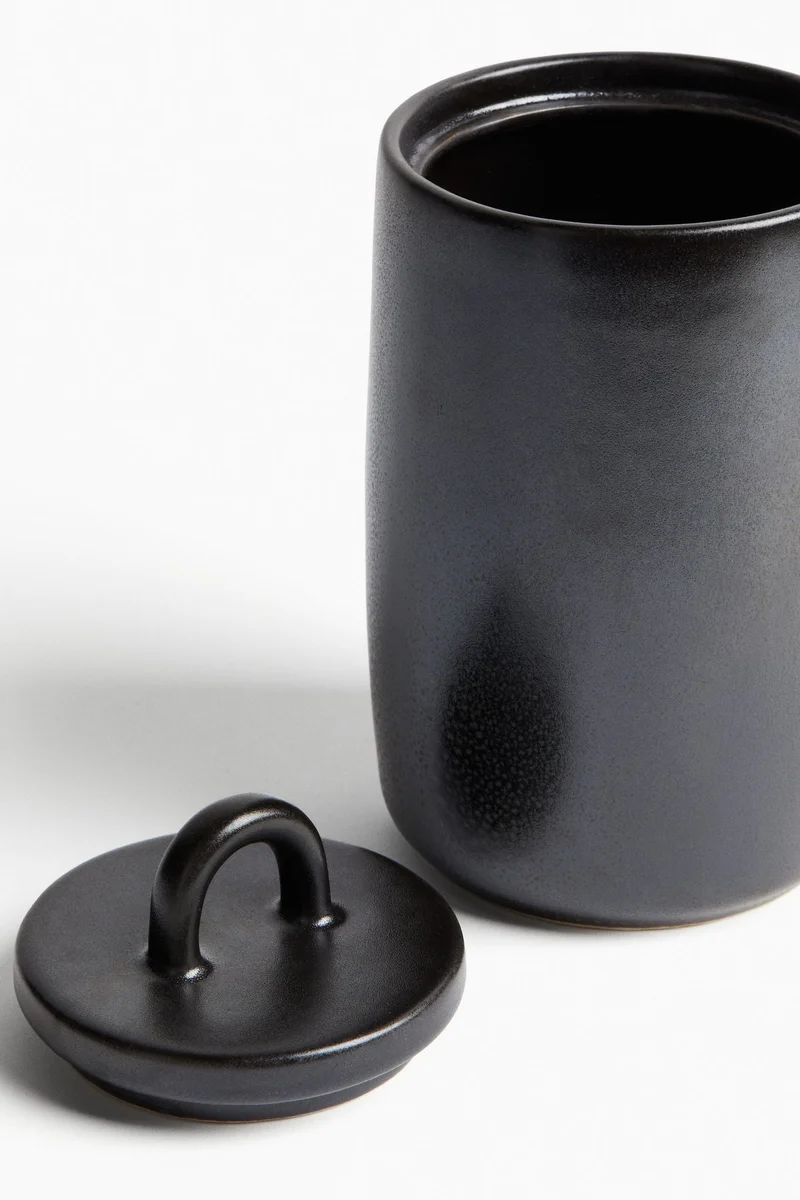 اتش اند ام وعاء من الفخار