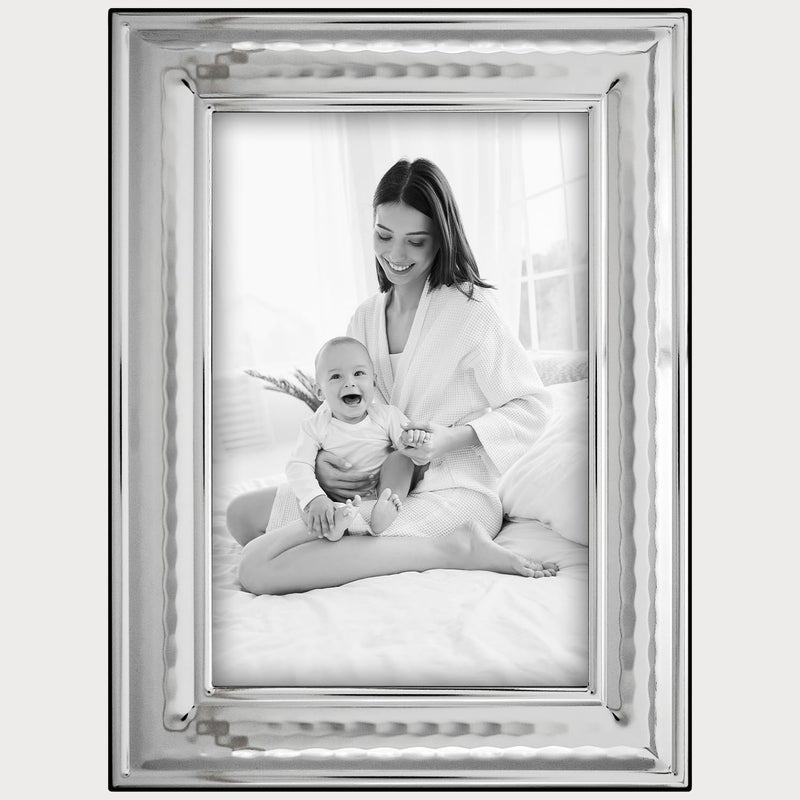 Siena إطار صور سينا الكلاسيكي المصنوع من الفضة الم hammered  بلمسة مقاومة للتآكل  إطار صور مثالي لأي طاولة جانبية  خزانة  رف  أو طاولة ليلية  فضي  8x10 - Image 3