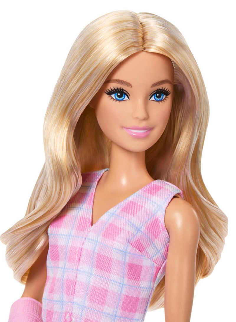Barbie دمية فاشنيستاز #243 بشعر أشقر وإكسسوار جبيرة ذراع وردية، ترتدي قميصًا مزخرفًا وتنورة مع أحذية لوفر وردية - Image 3
