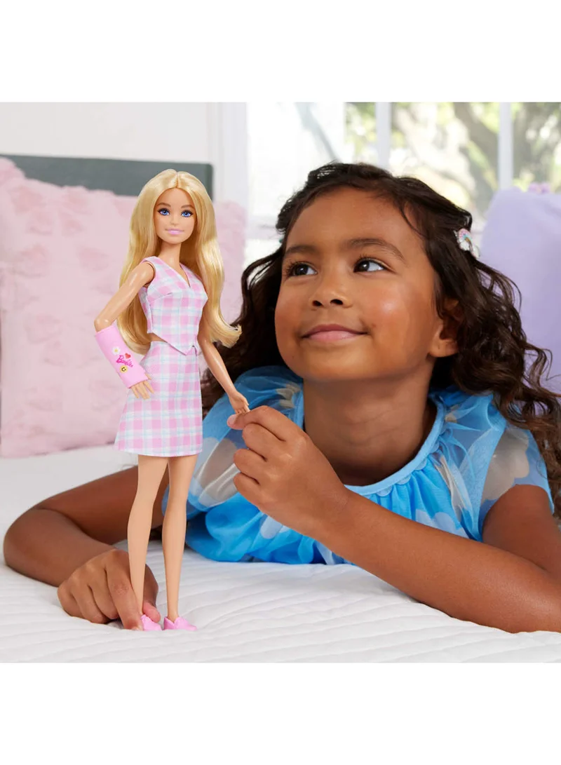 باربي Fashionistas Doll #243 with Blonde Hair and Pink Arm Cast Accessory, Wearing Plaid Top and Skirt with Pink Loafers