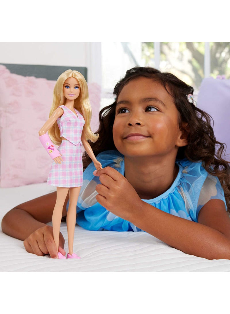 Barbie دمية فاشنيستاز #243 بشعر أشقر وإكسسوار جبيرة ذراع وردية، ترتدي قميصًا مزخرفًا وتنورة مع أحذية لوفر وردية - Image 2