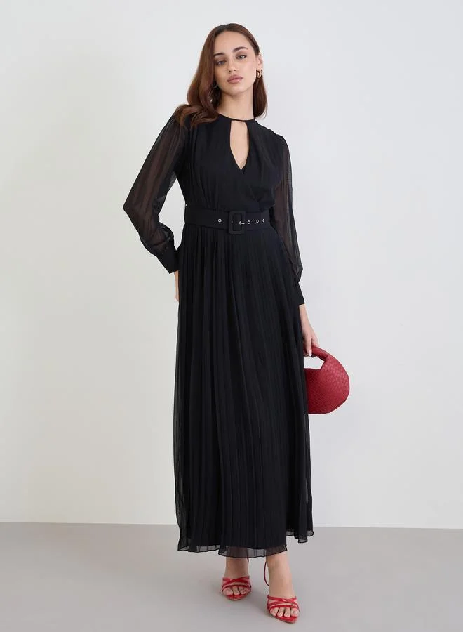 ستايلي فستان طويل بكسرات وياقة بشق