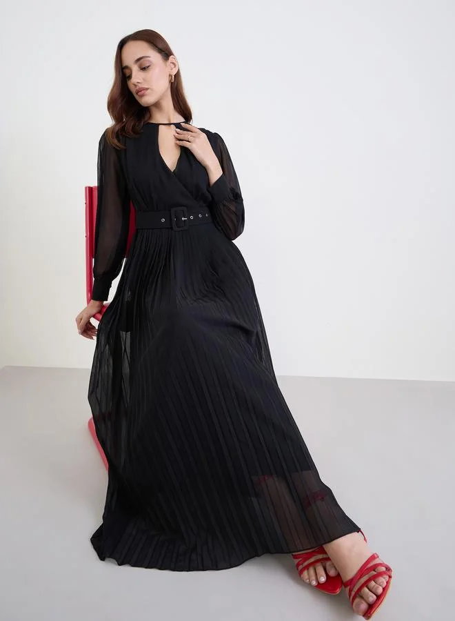 ستايلي فستان طويل بكسرات وياقة بشق