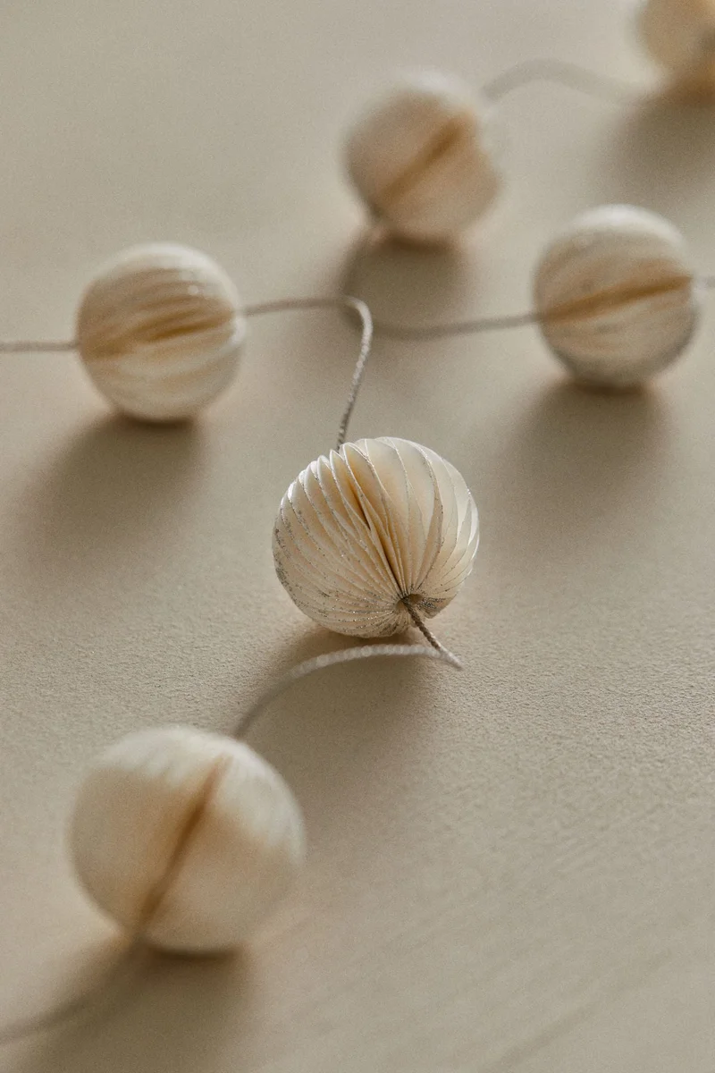 اتش اند ام سلسلة معلقة بتصميم نحلة لامعة