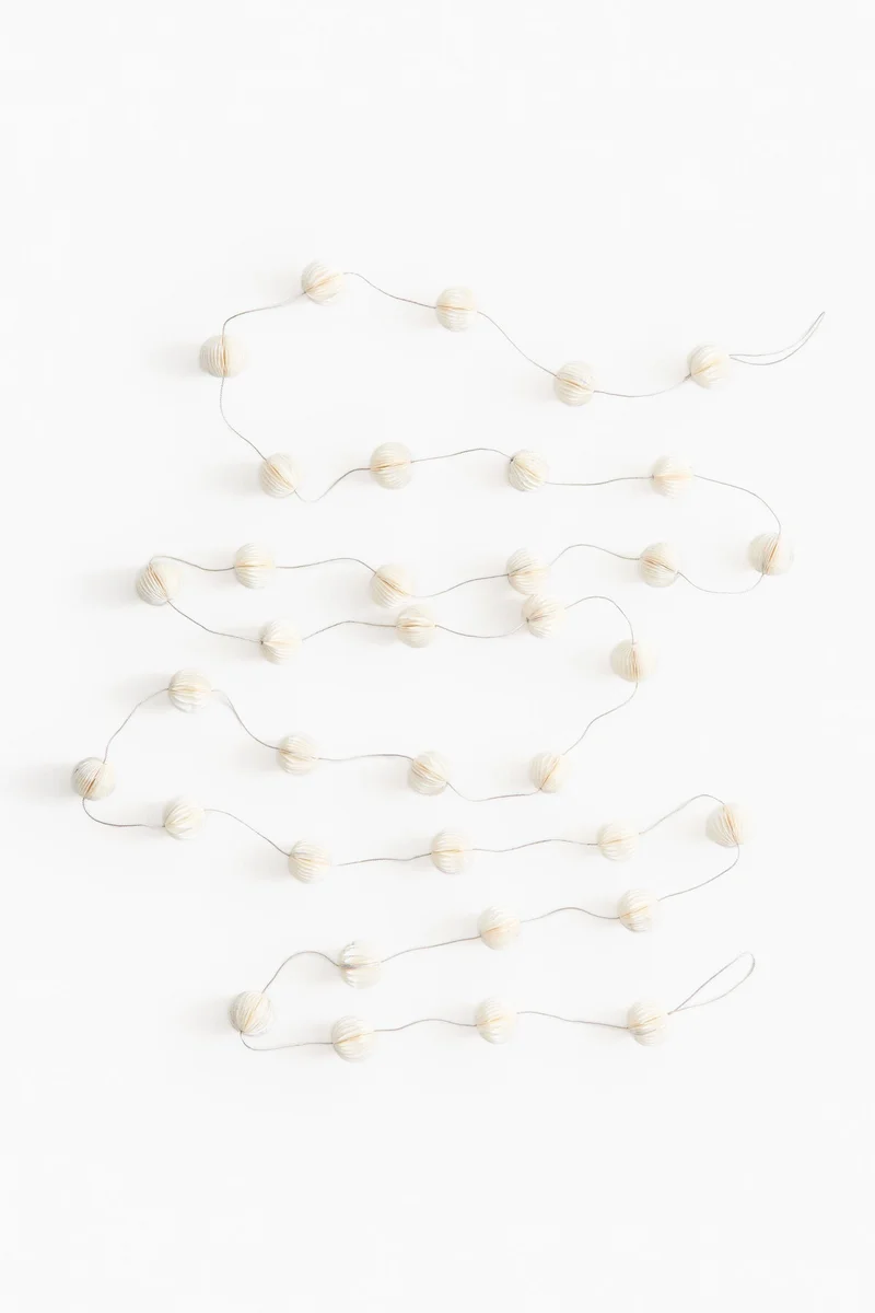 اتش اند ام سلسلة معلقة بتصميم نحلة لامعة