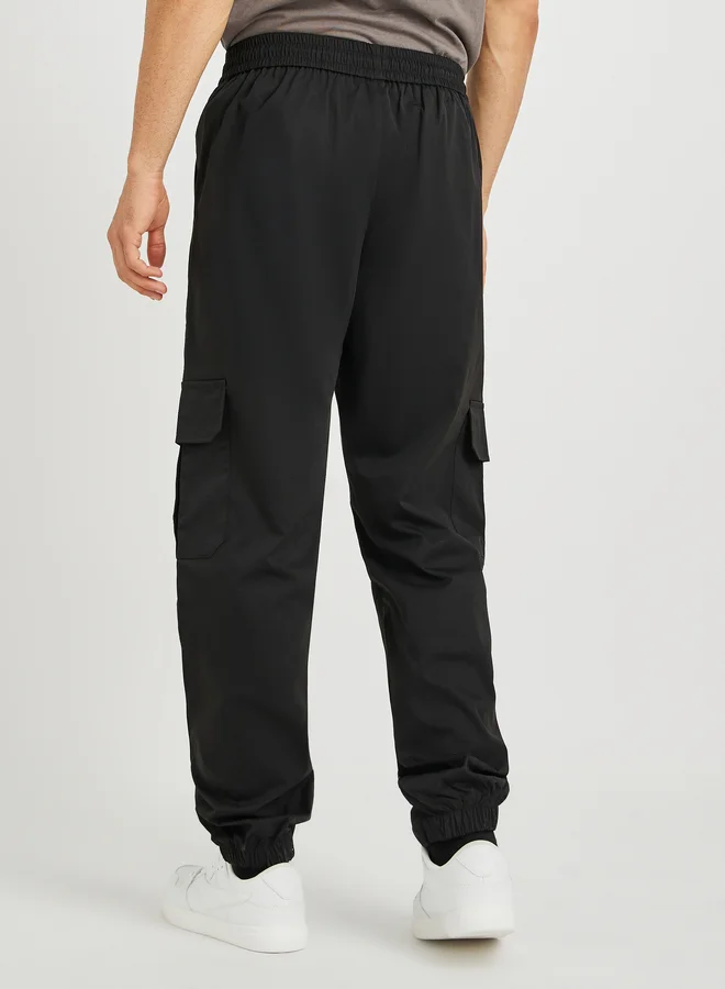 Styli Styli Men Olive Solid Relaxed Fit Cargo Joggers with Zipper Detail