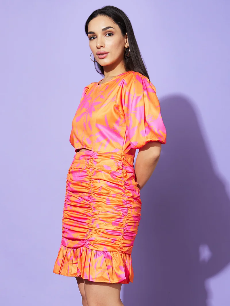 جلو باص فستان ساتان نسائي بقصة ضيقة وأكمام منفوخة وطبعات زهور برتقالية ووردية وفتحة جانبية