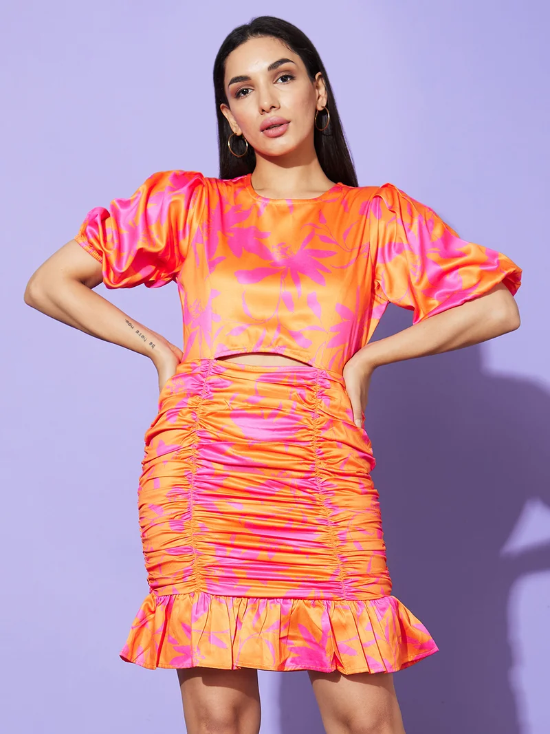 جلو باص فستان ساتان نسائي بقصة ضيقة وأكمام منفوخة وطبعات زهور برتقالية ووردية وفتحة جانبية