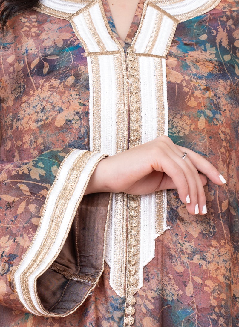 اكسا جلابية مطرزة بطبعة زهور بني - Image 2