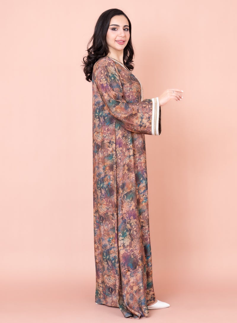 اكسا جلابية مطرزة بطبعة زهور بني - Image 3