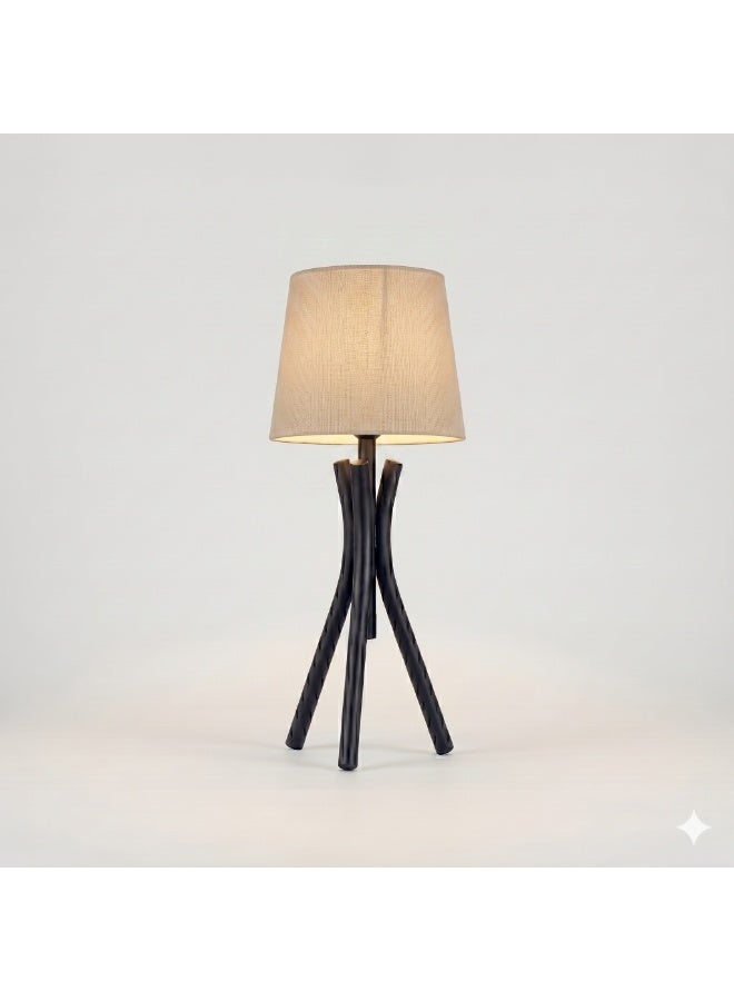 اباجورة معدن 3 رجل اسود شكل سمبل وهادى بشابوة هرمى انيق ومميز - اللون: بيج - المقاس 22x22x40 سم