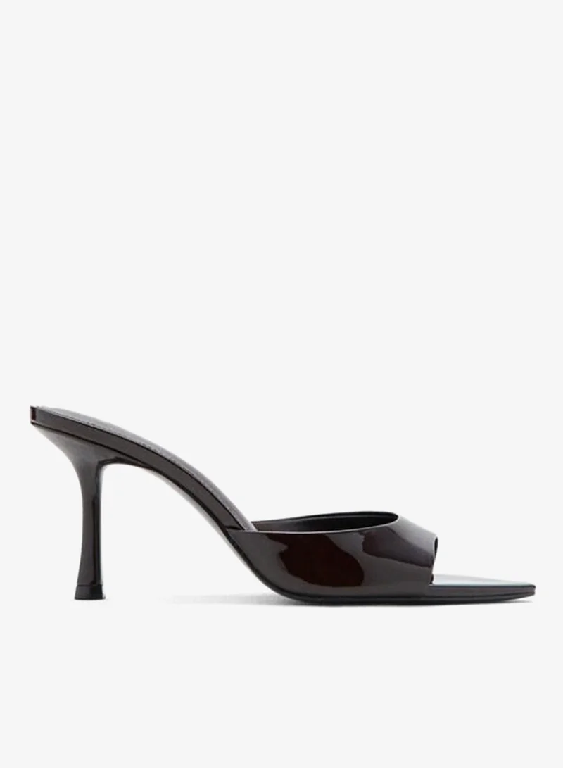 مانجو صنادل بكعب عالٍ من الجلد اللامع