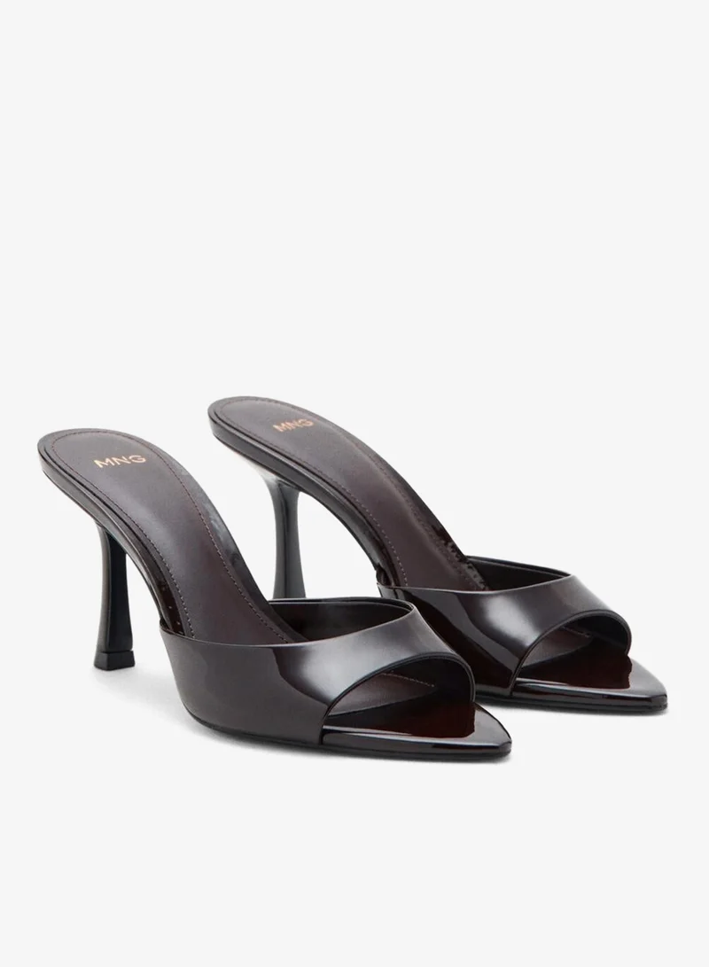 مانجو صنادل بكعب عالٍ من الجلد اللامع