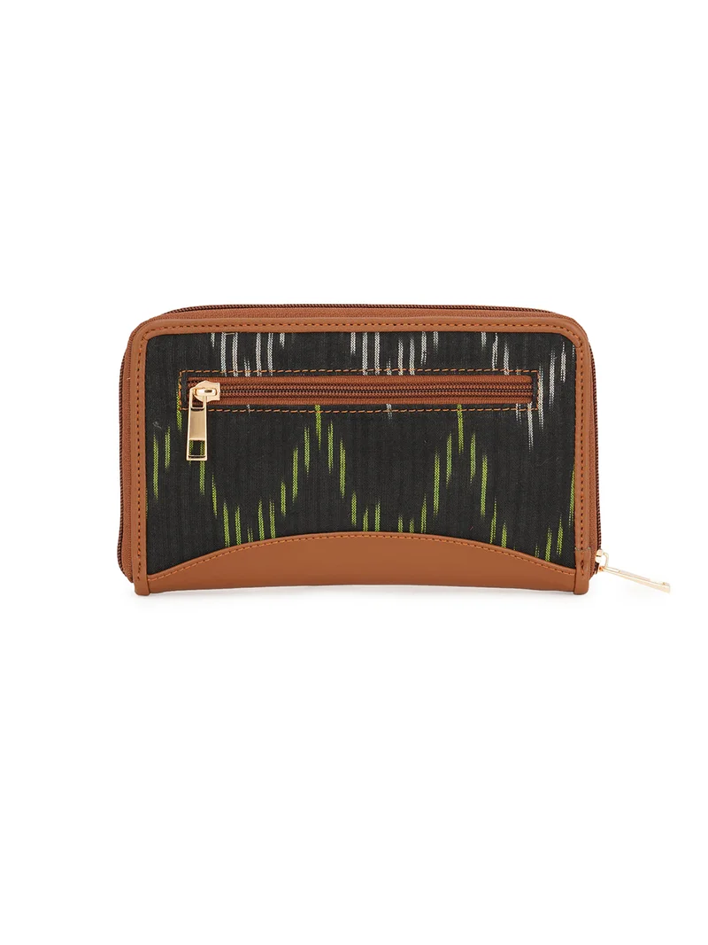 جلو باص محفظة نسائية من جلد نباتي أسود بتصميم منسوج وطبعة مجردة بسحاب حولها وجيب عملات بسحاب