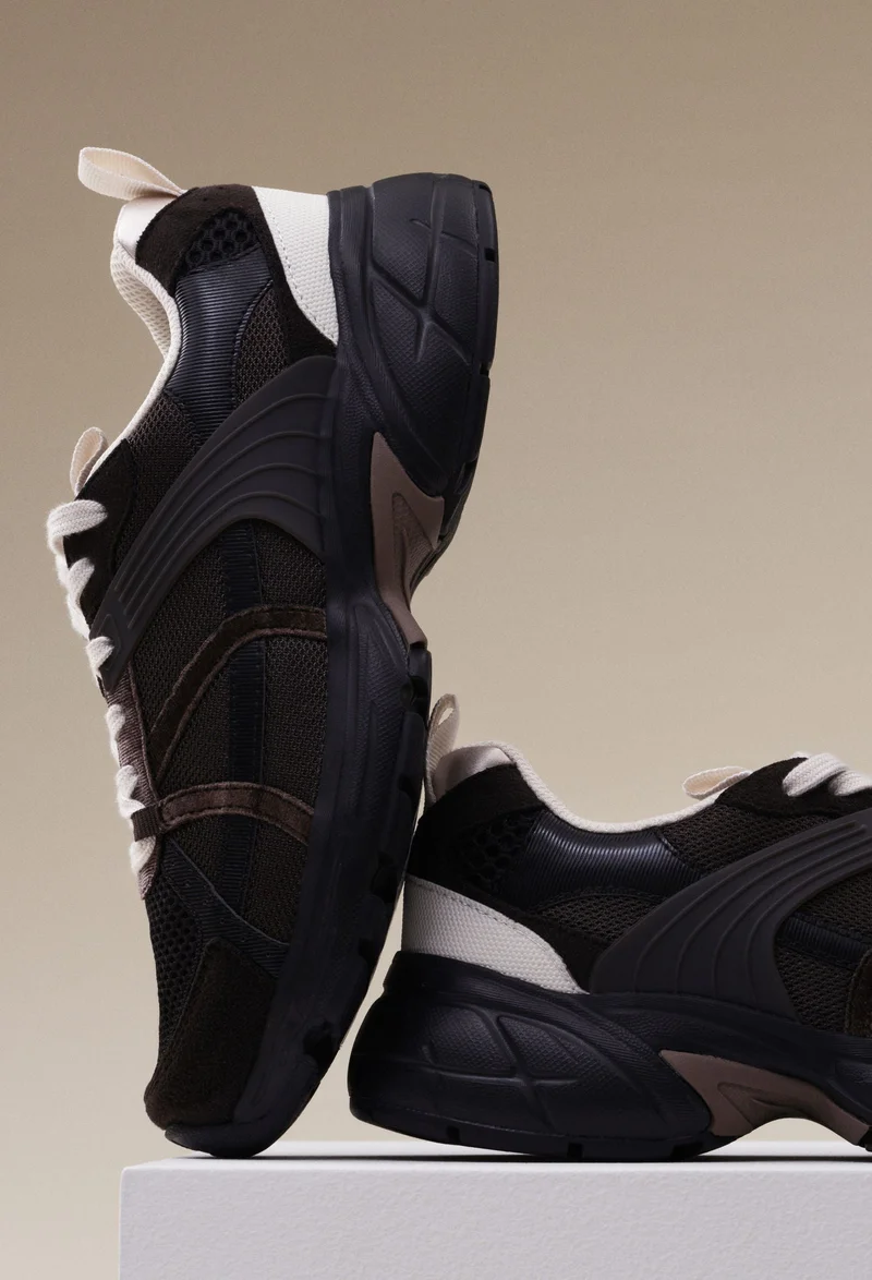 اتش اند ام حذاء رياضي